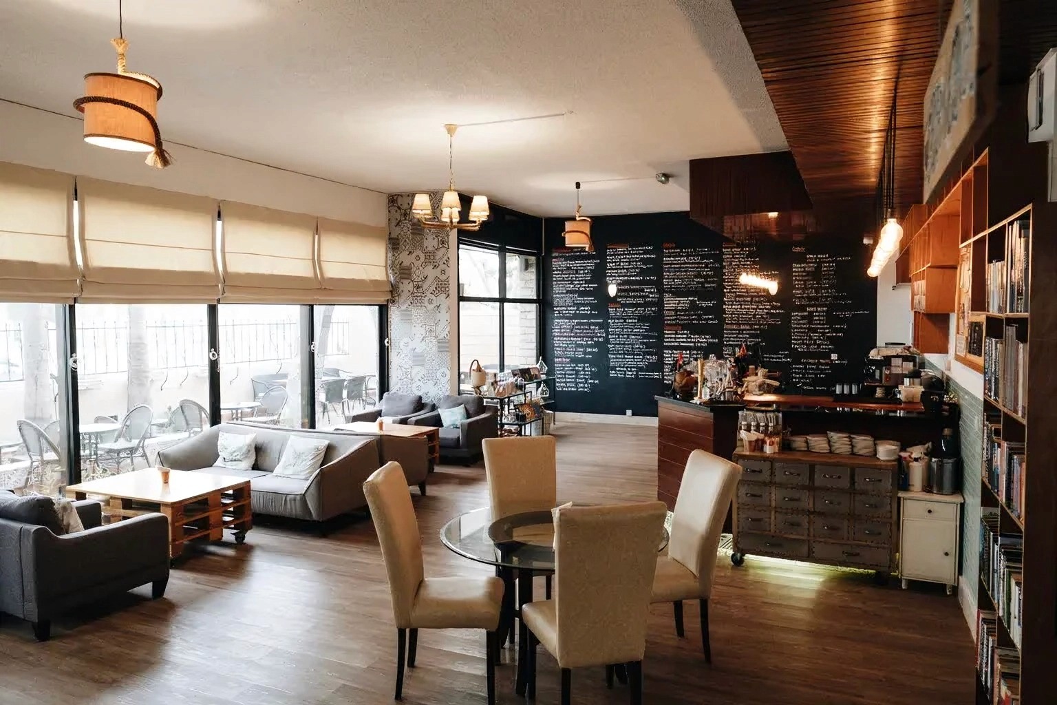 رجل ببدلة أنيقة يتجه نحو سلم كهربائي في مول تجاري حديث مزين بأكاليل احتفالية، حيث تتوفر وجهات تسوق عالمية بالقرب من مجموعة متنوعة من مقاهي في أبوظبي.