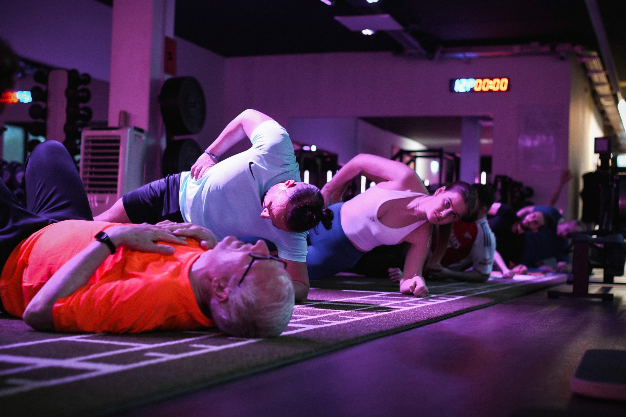 Kunden am Rumpftraining während einer Hyrox Session