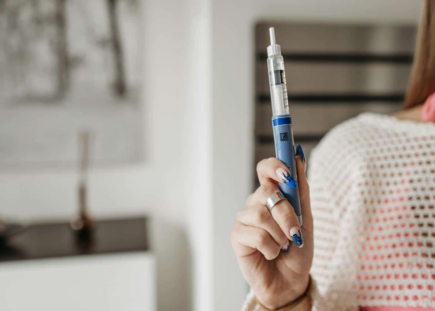 Are weight loss drugs safe? Picture of a woman holding an injection pen