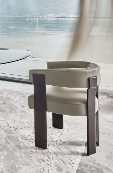 sedia di lusso con gambe in metallo rivestite in pelle di sella in una sala da pranzo moderna