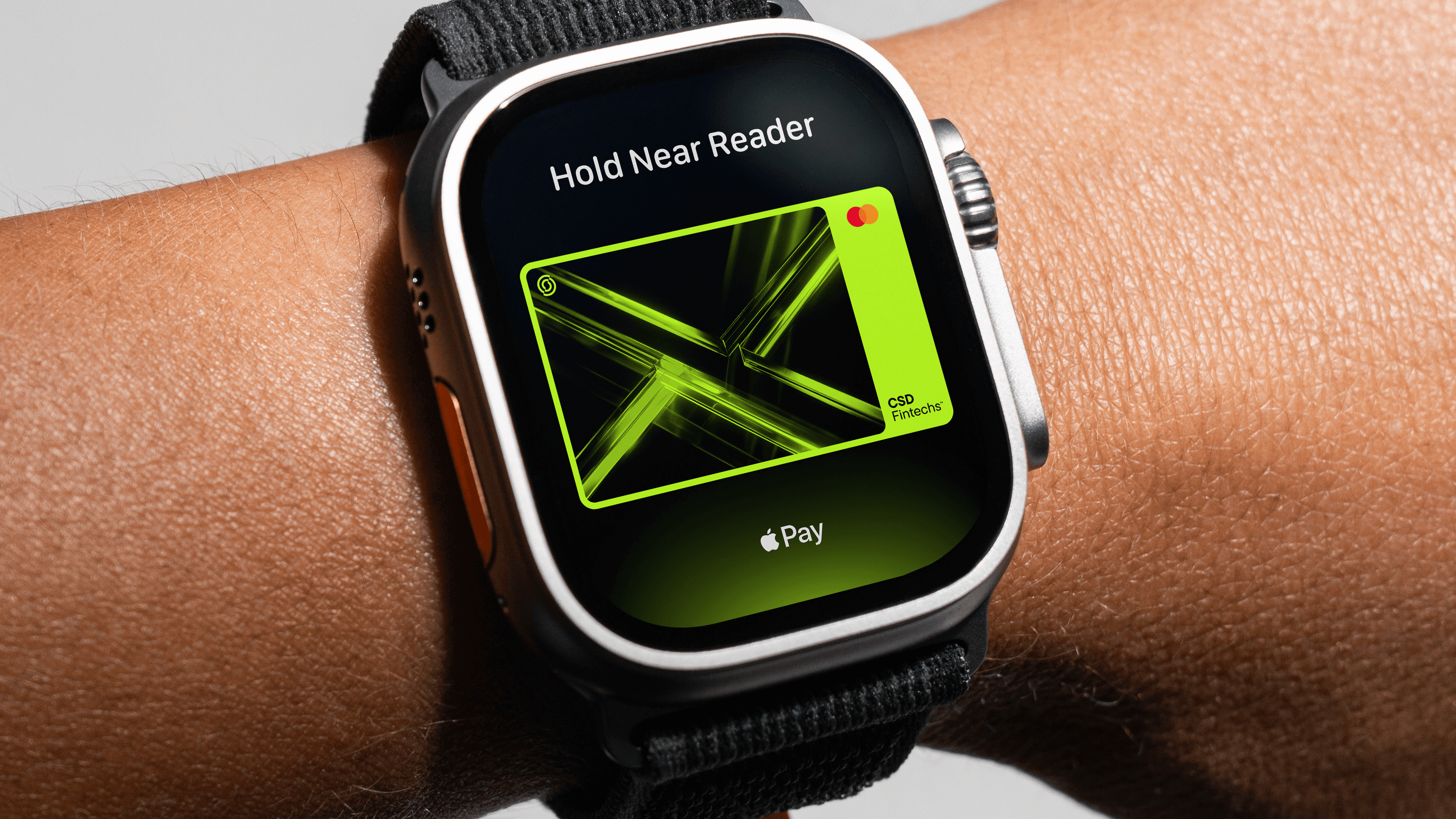 Cartão digital da CSD Fintechs exibido no Apple Watch com design verde neon, pronto para pagamento via Apple Pay.