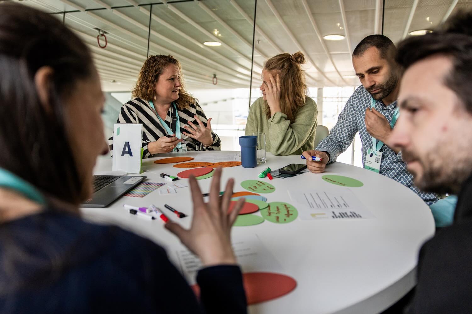 Zwei Geschäftspersonen stehen an einem Konferenztisch und diskutieren intensiv