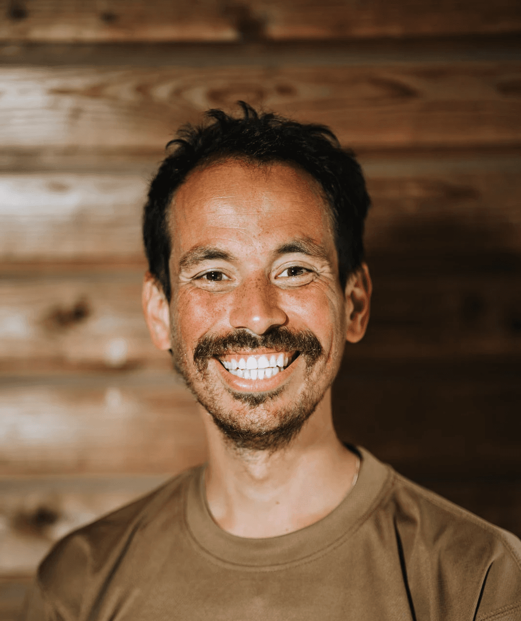 Foto van Bart Jong die glimlachend de camera inkijkt