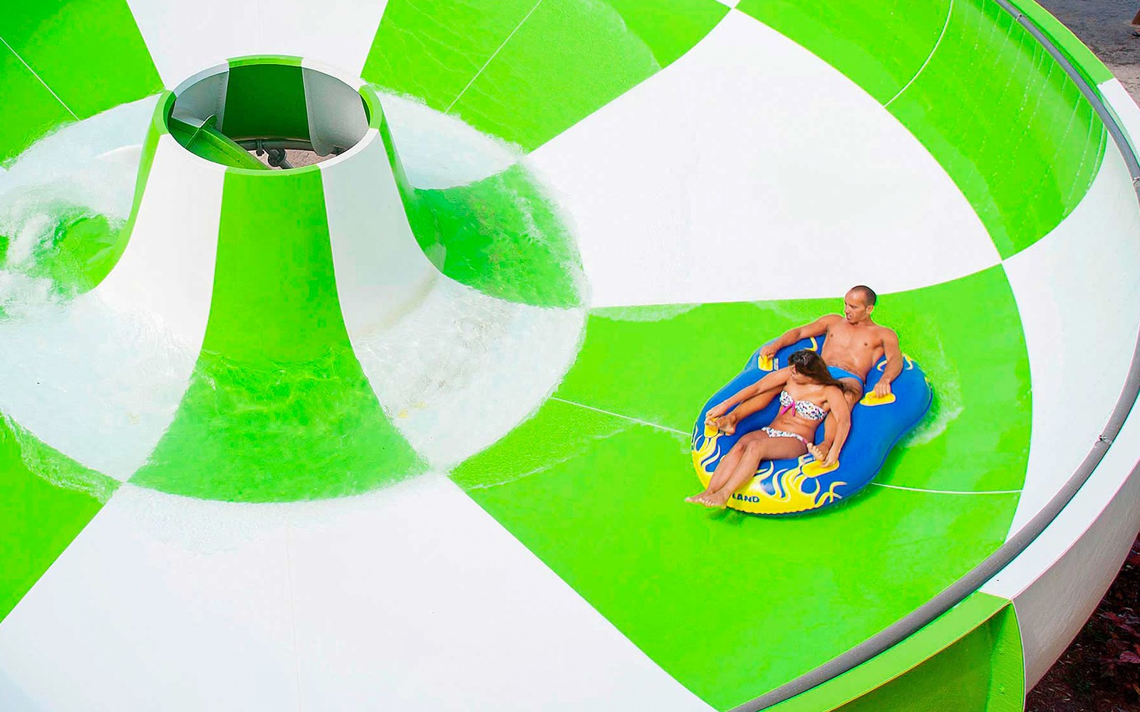 Visitants a un tobogan aquàtic a Aqualand Maspalomas.