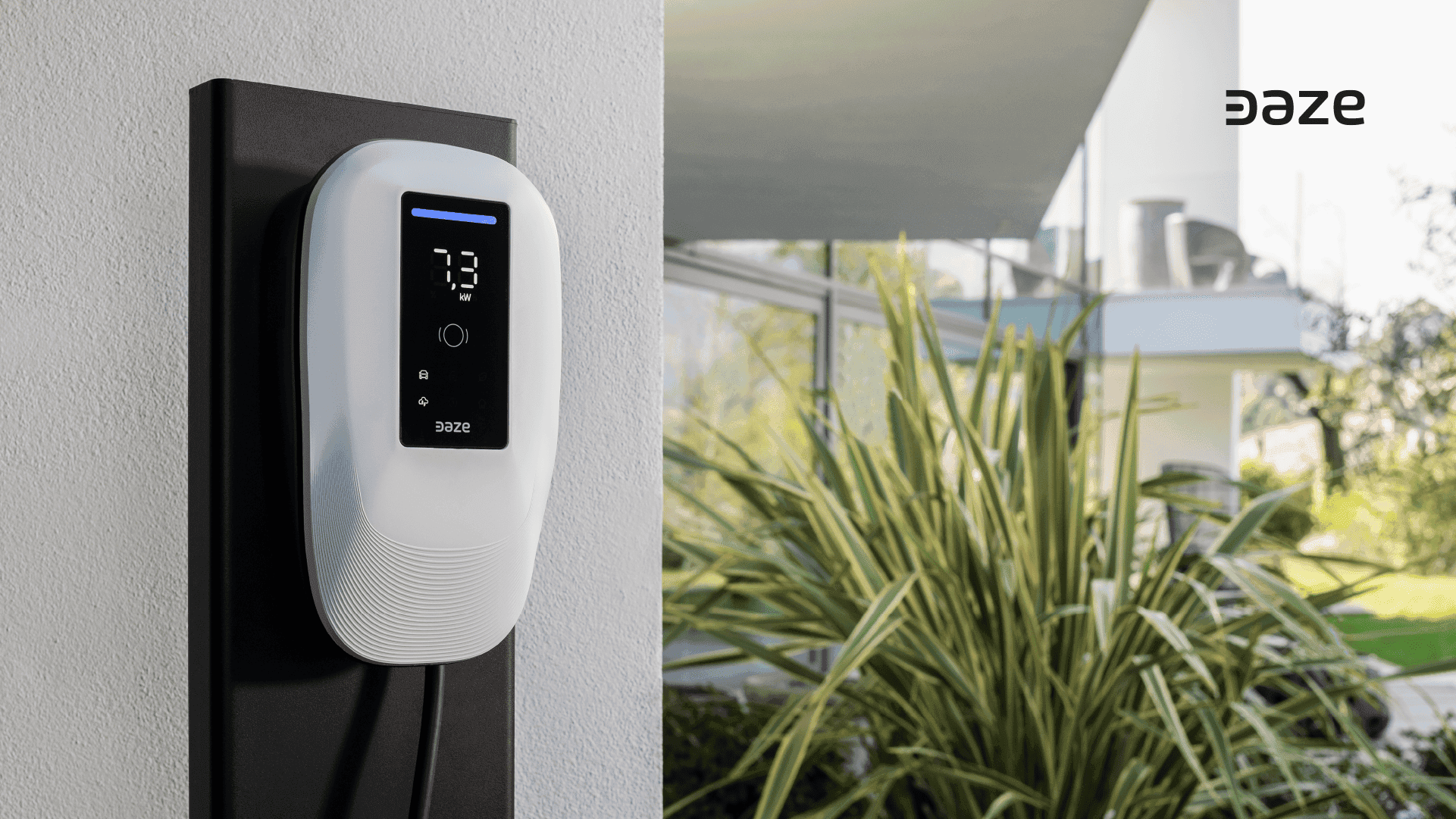 cargador-enchufado-en-la-pared-de-casa