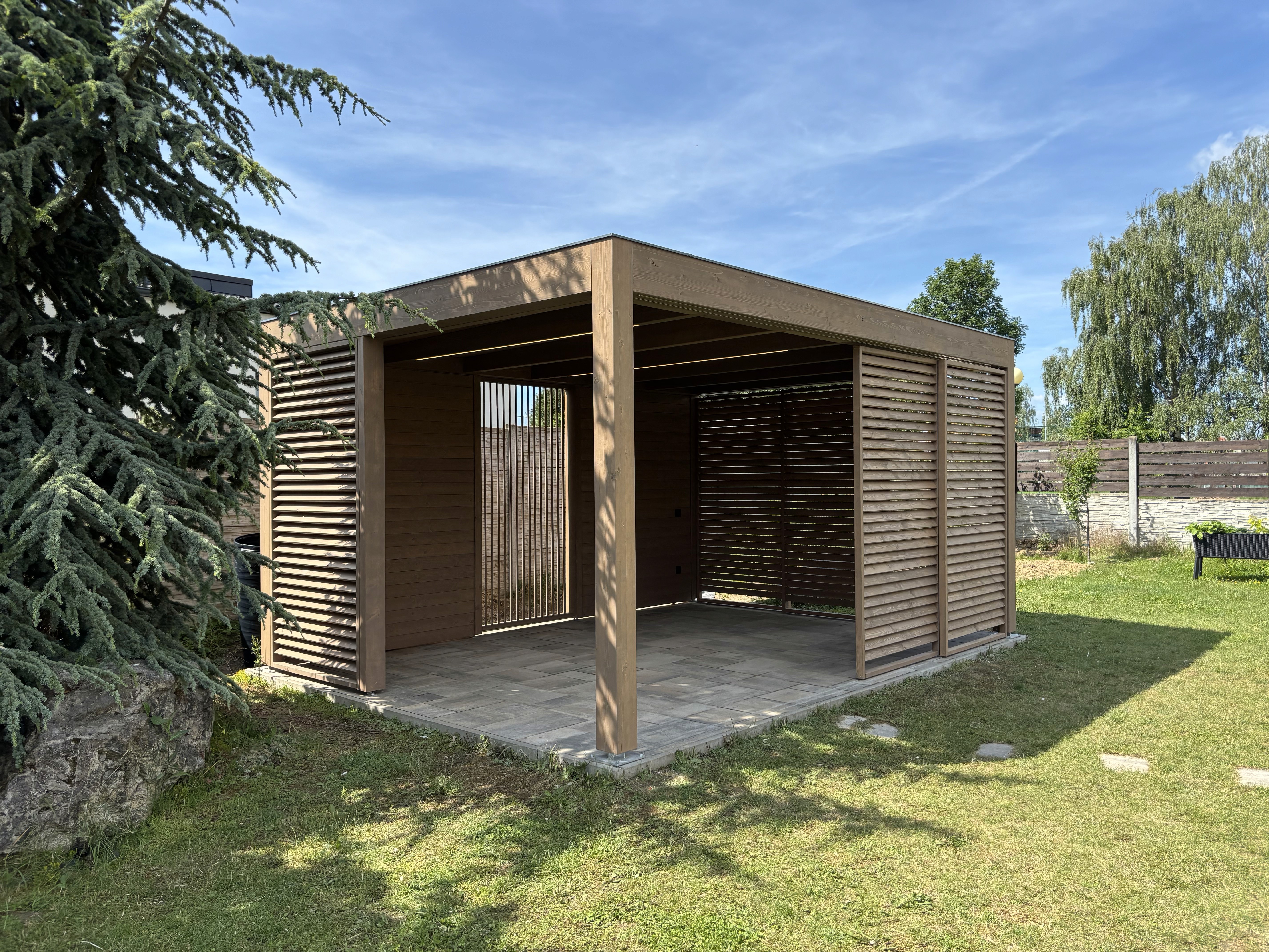 Moderní zahradní pergola TerraBlock – přírodní dřevo, stylová terasa