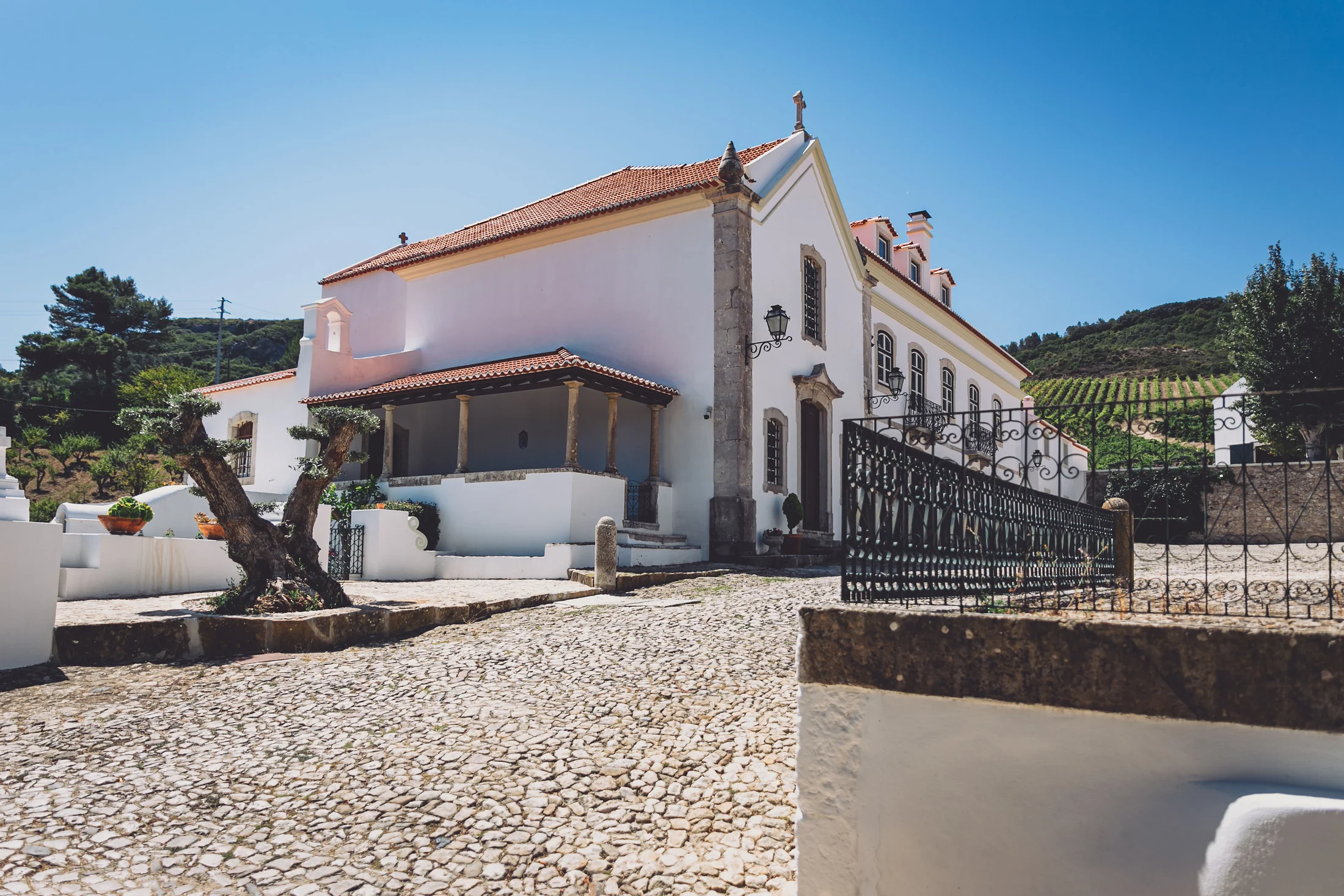 Pátio e fachada da Quinta à luz do dia