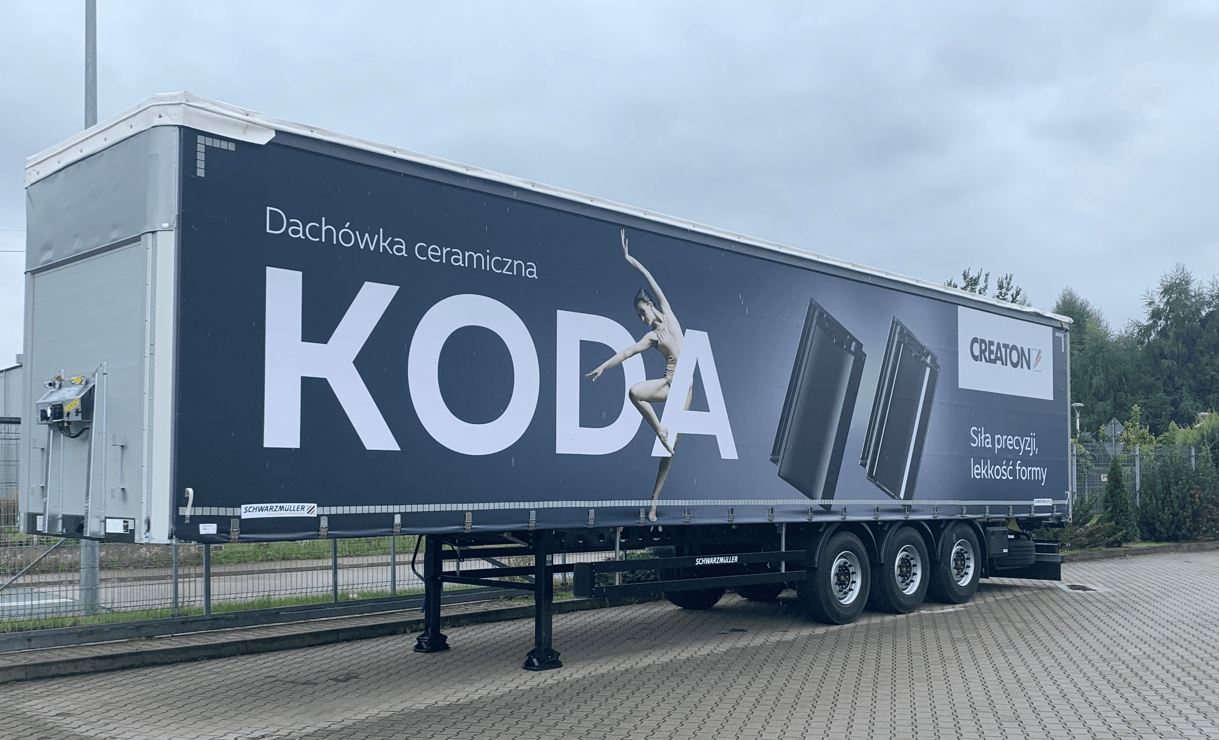 Plandeka na naczepę z trwałym drukiem UV – produkcja na zamówienie