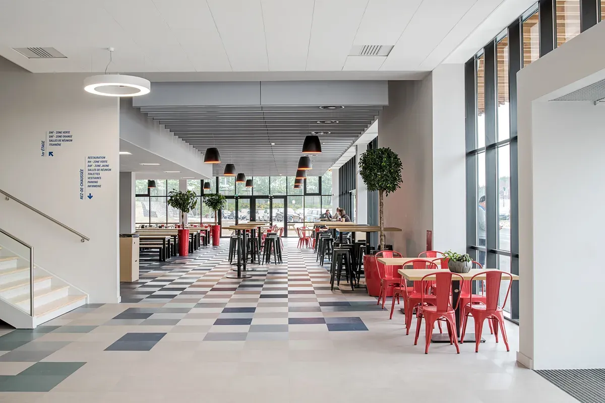 Hall d’entrée lumineux décor contemporain — photo design espace professionnel Lille | Anteale Yann Manac’h 2025