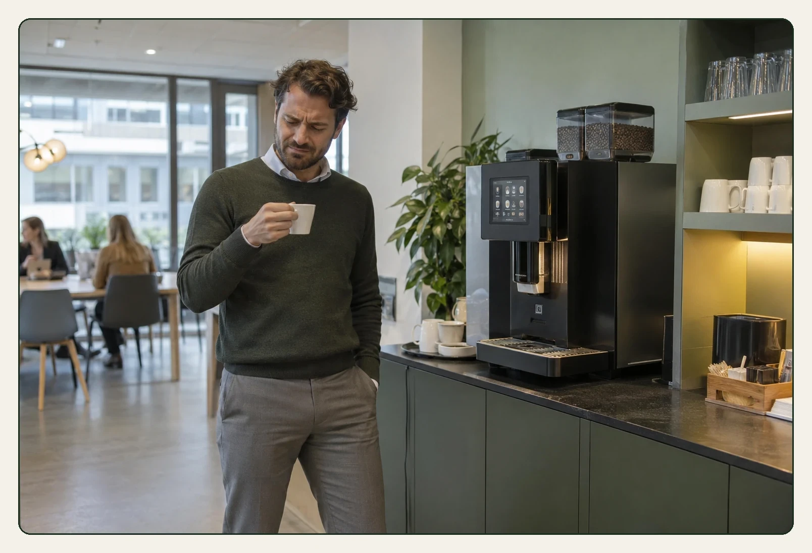 Medewerker proeft koffie naast een volautomatische koffiemachine op kantoor