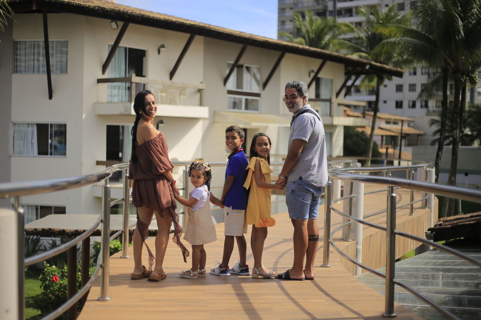Família na passarela do Hotel Aldeia da Praia