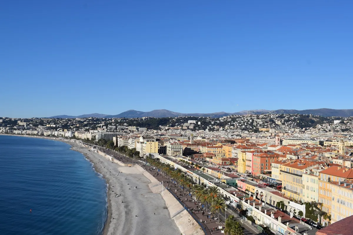 Vue panoramique de Nice avec plage et promenade des Anglais pour illustration borne de recharge solaire Nice.