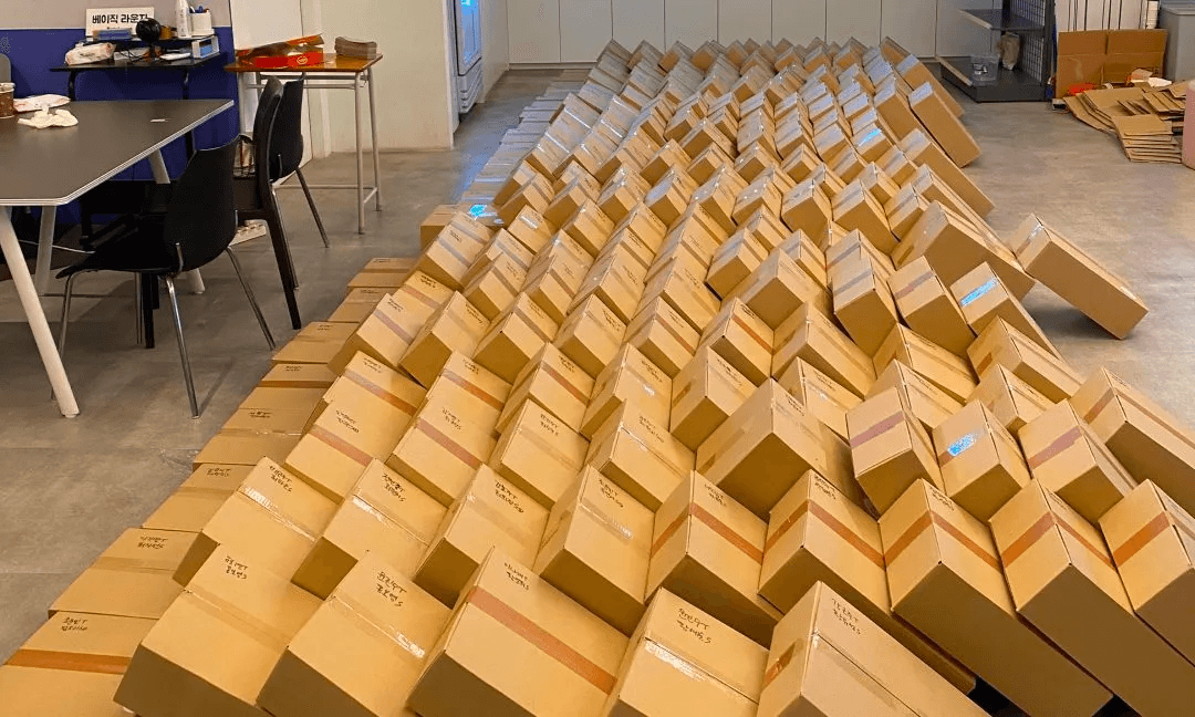 학생들에게 출발 준비 중인 럭키펜 상자들