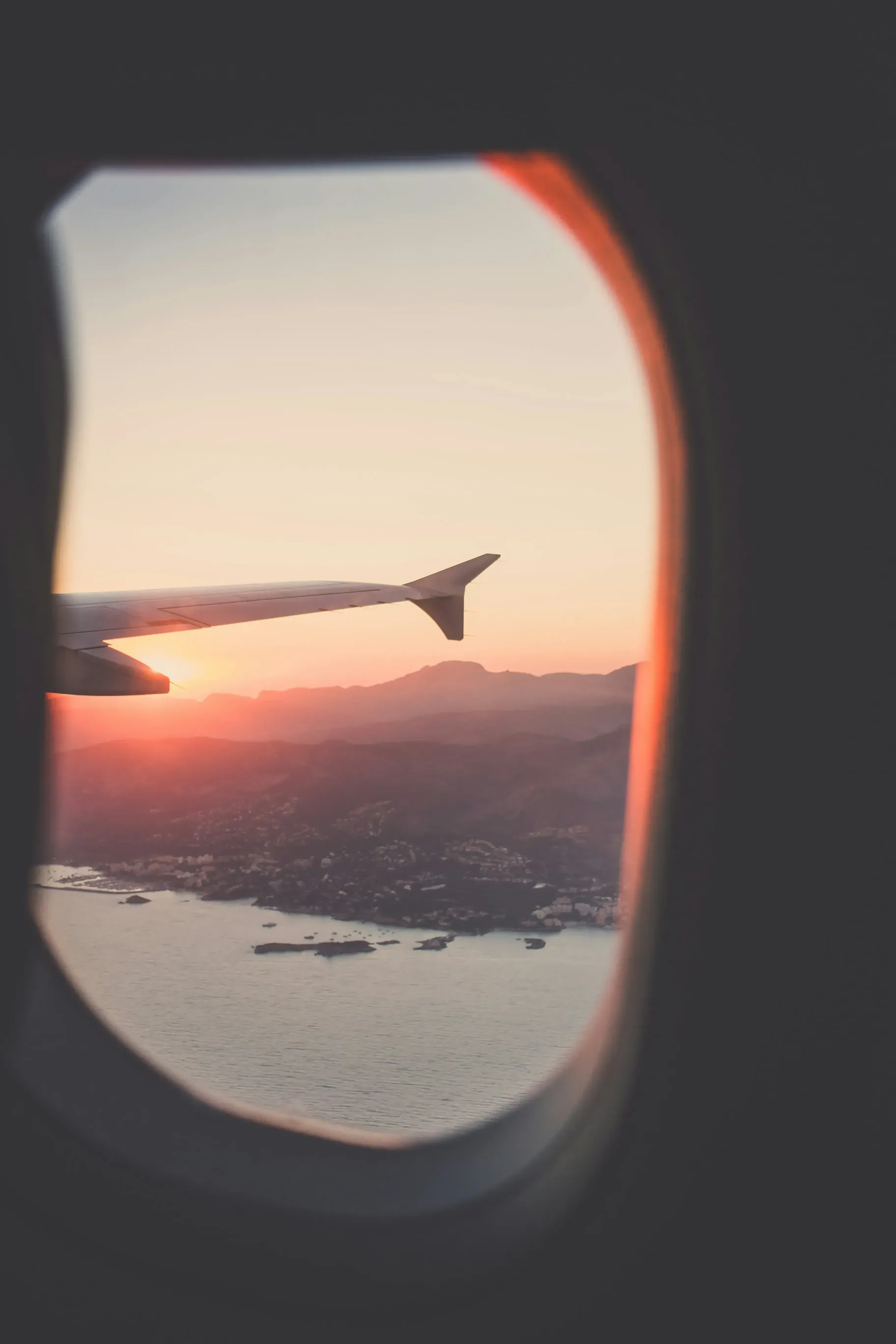 fenetre d'avion où l'on peut voir le ciel