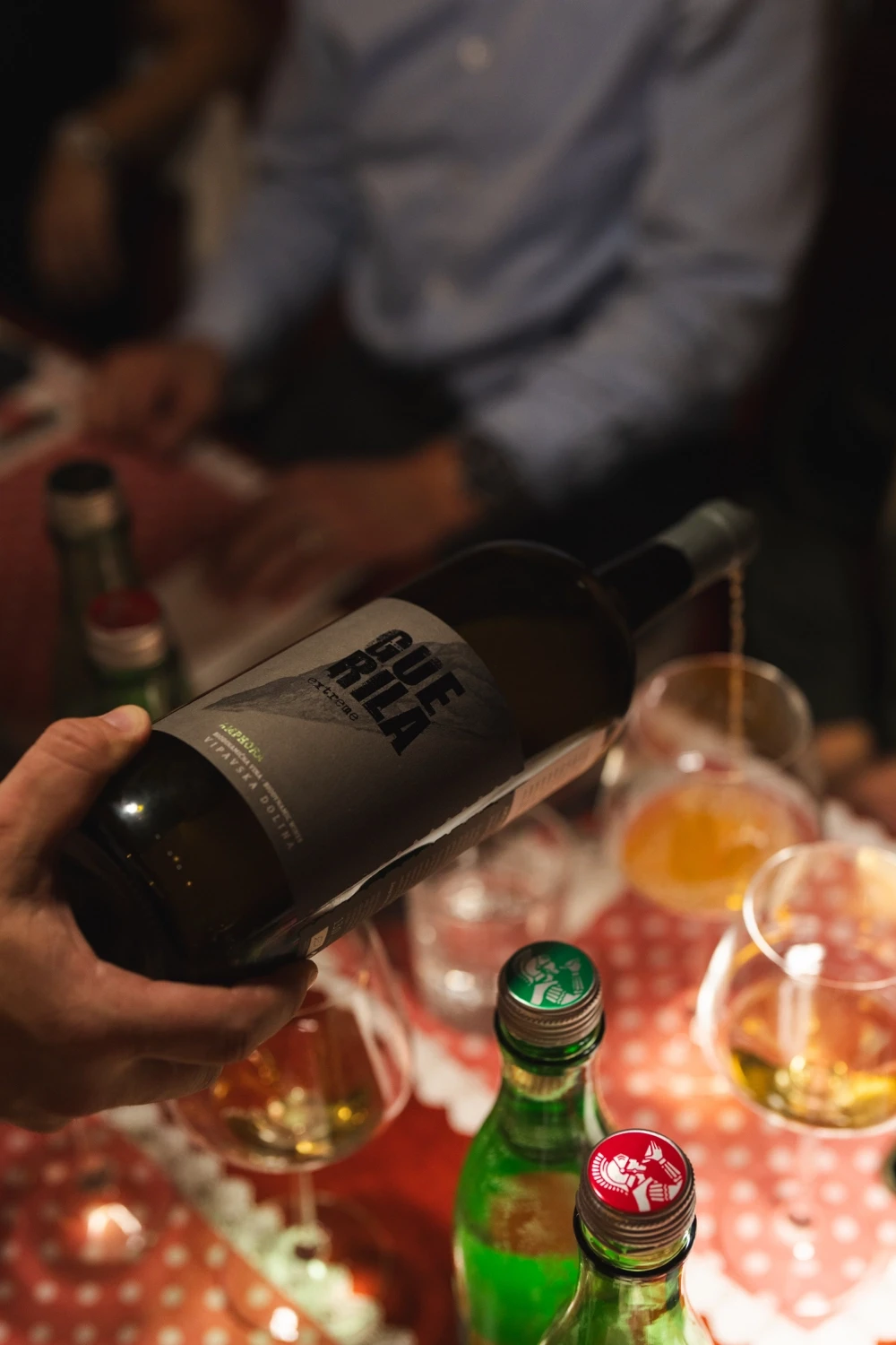 Guerila Amphora 2020 Rebula toči se u čaše tijekom večere uz orange vino i prirodna vina u Točkici Zagreb