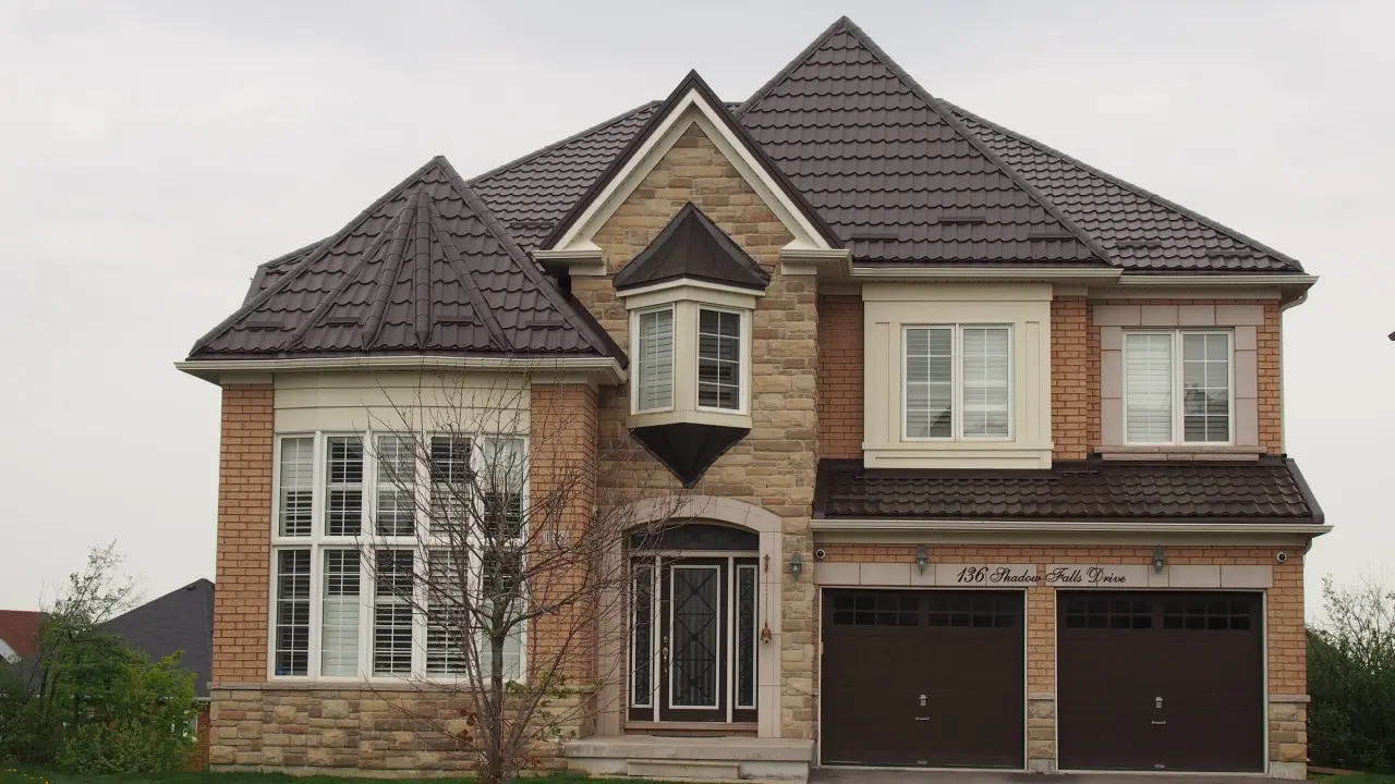 Maison résidentielle avec tuiles métalliques en acier sur toiture