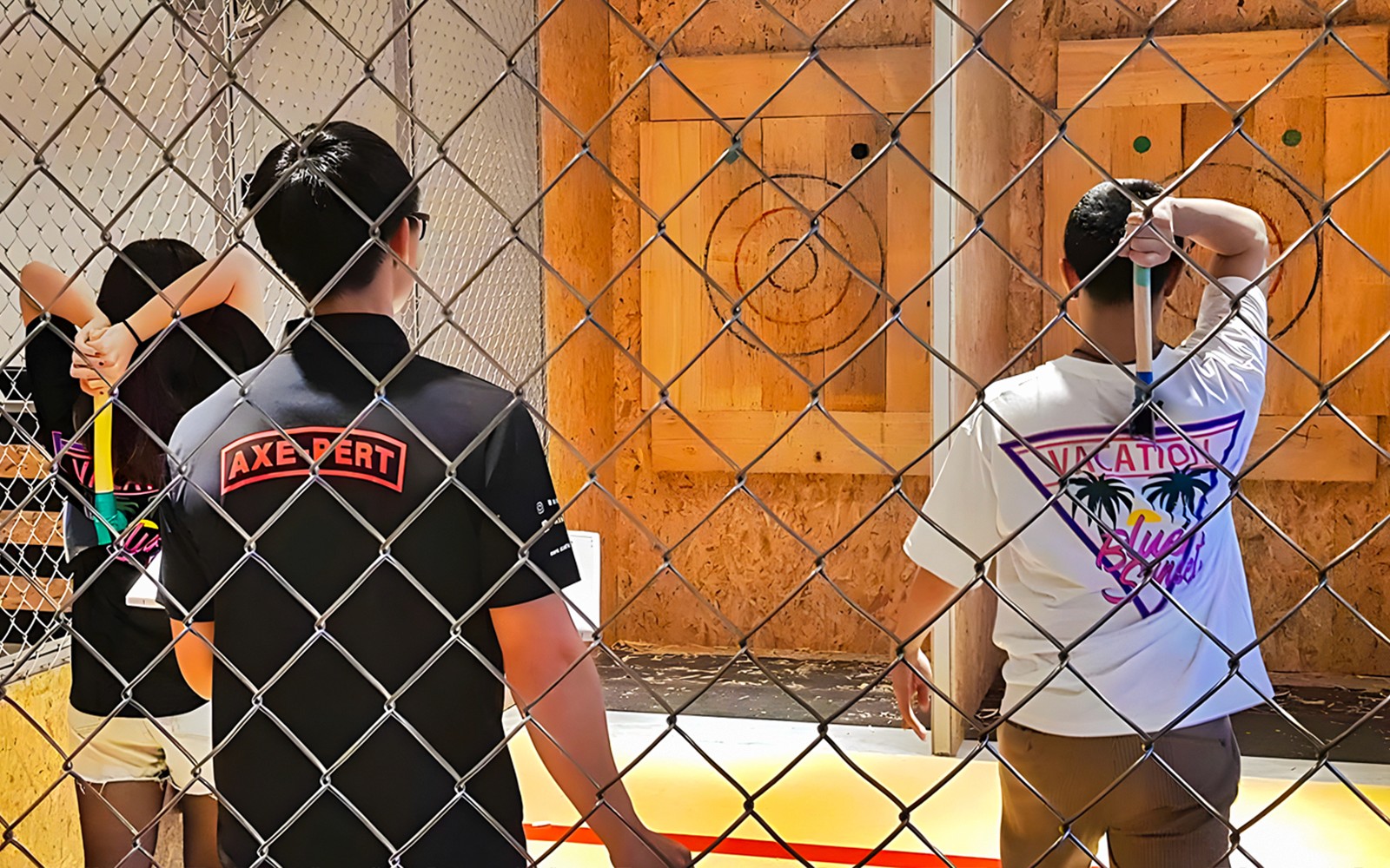 新加坡圣淘沙的斧头工厂举办的飞斧活动。