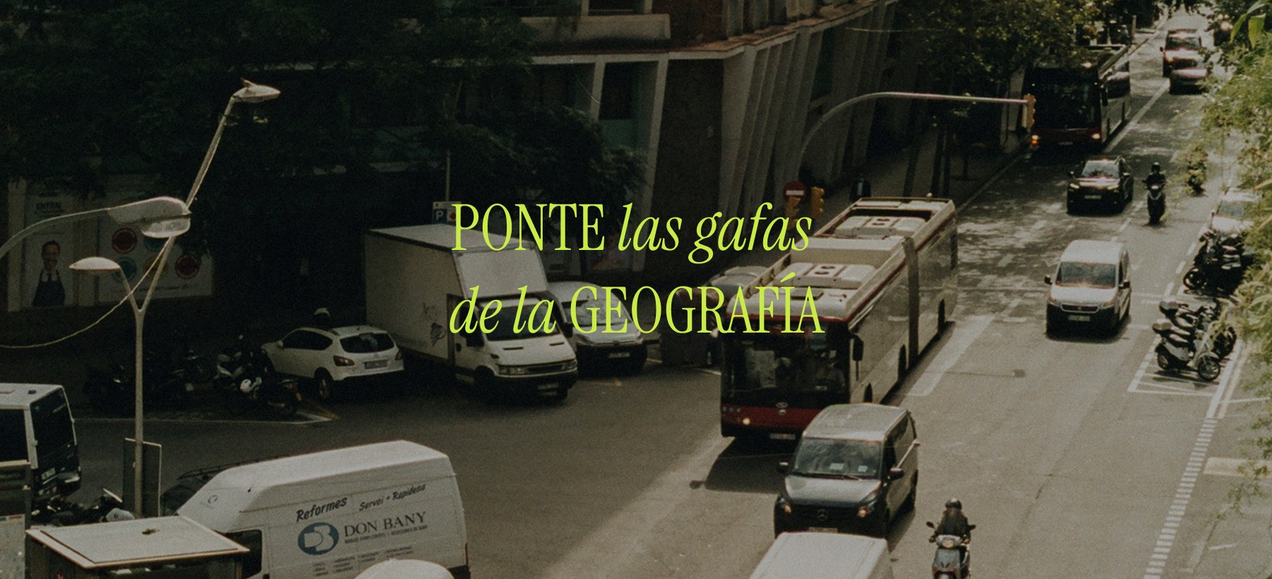 Imagen de una calle urbana transitada por vehiculos