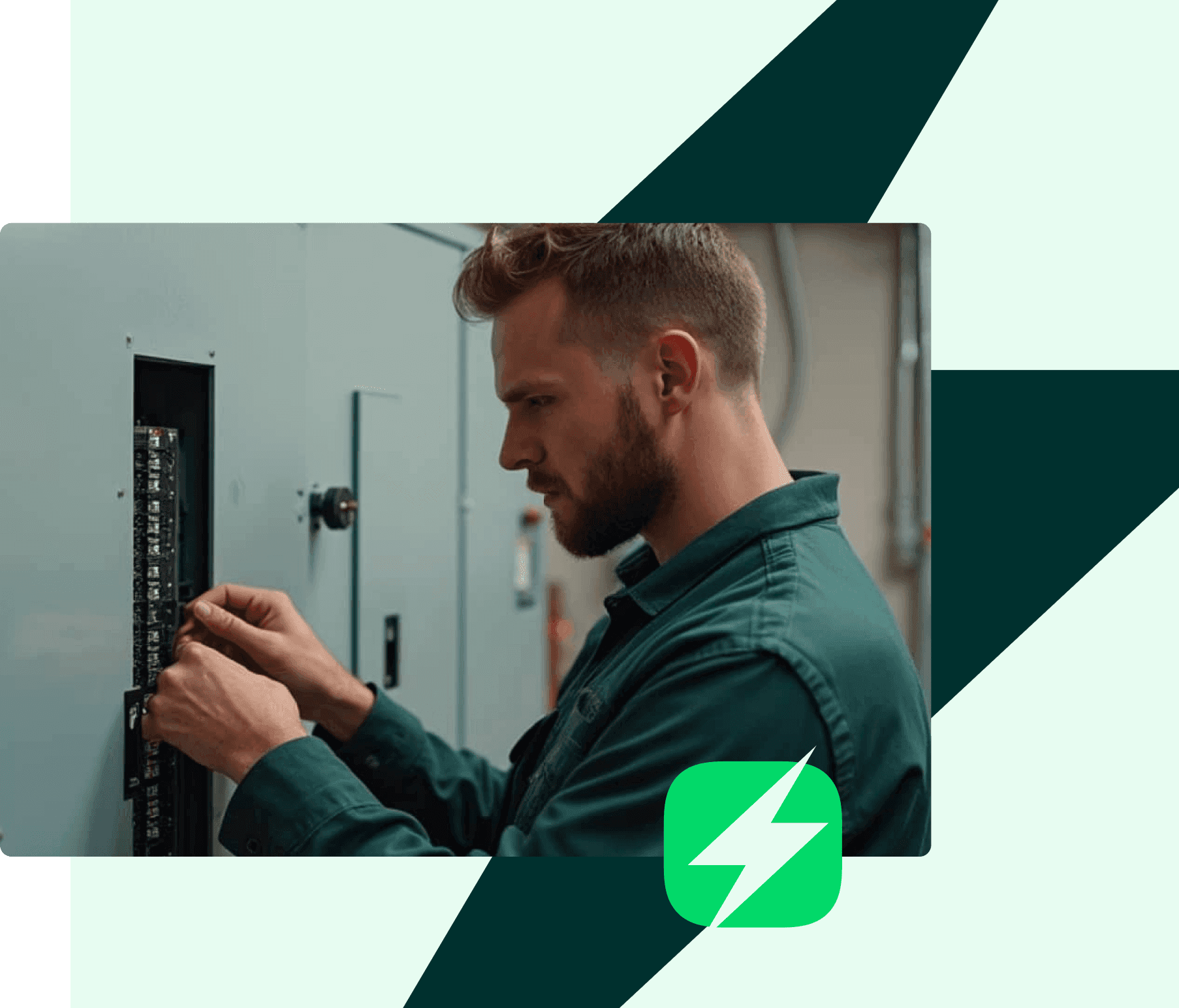Électricien de Volt Québec travaillant sur un panneau électrique commercial, avec icone Volt Québec.