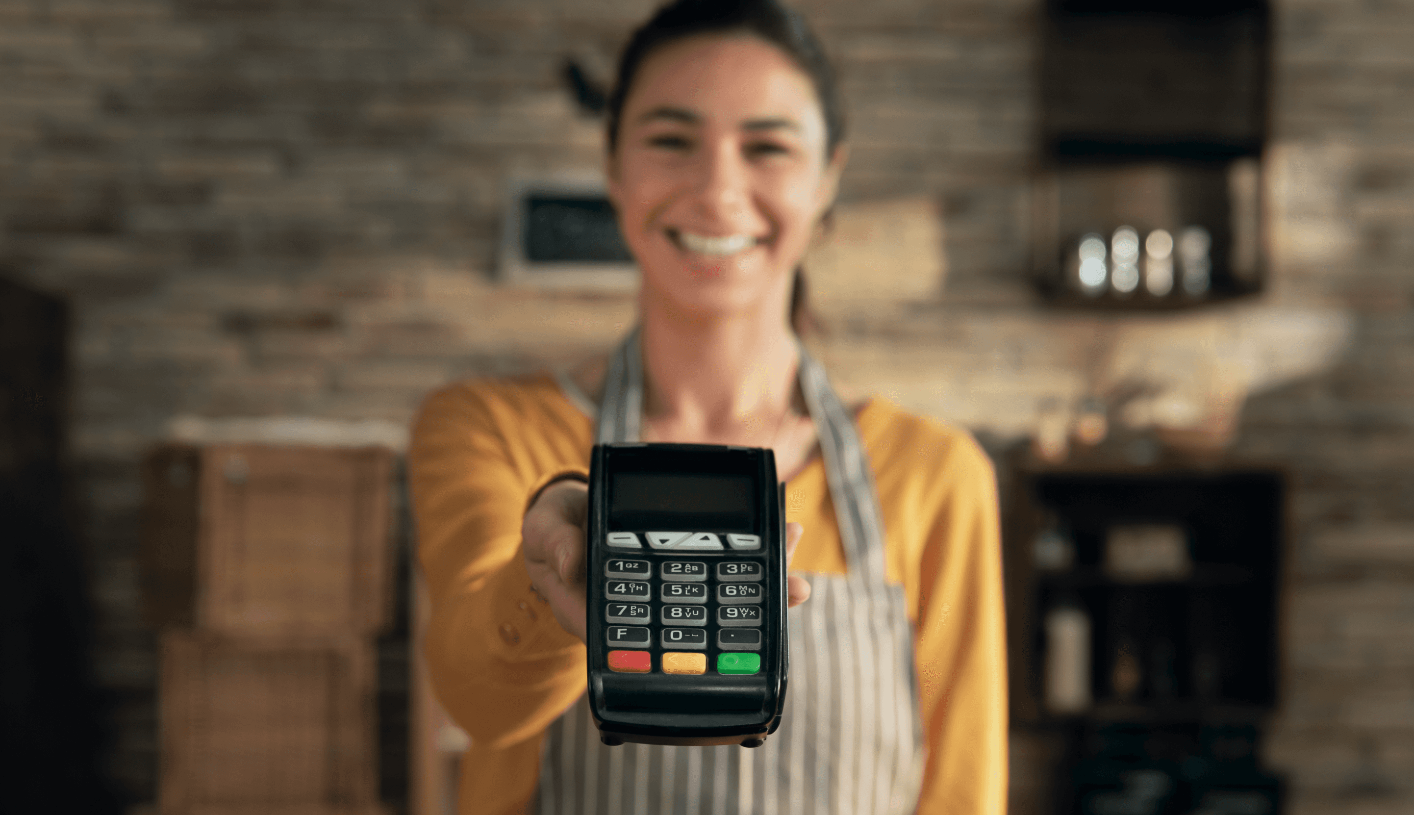 Mulher entregando uma maquininha de cartão de crédito