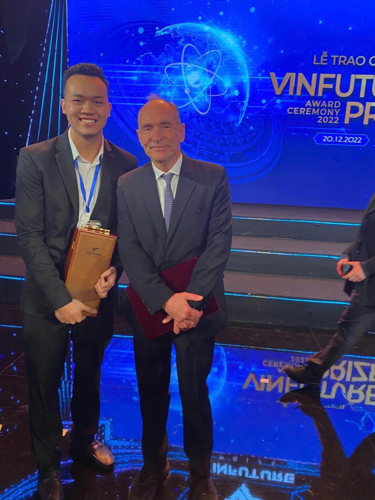 Ảnh 2: Mentor Lâm Huy và Giáo sư Sir Tim Berners-Lee (MIT)