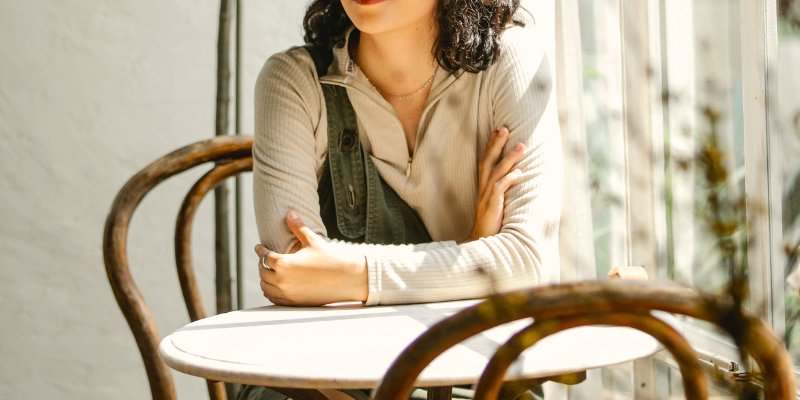 A customer waiting for her food and drinks at a restaurant