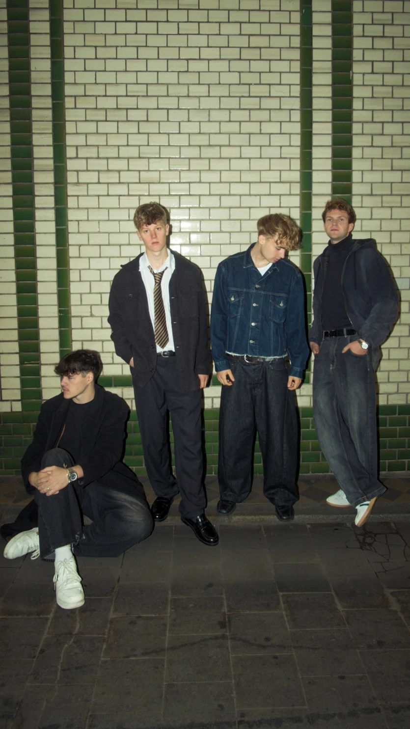 Bandfoto von haus F unter einer Brücke. Zu sehen sind die vier jungen Musiker der Band beim klangrevier festival in Kamp-Lintfort.