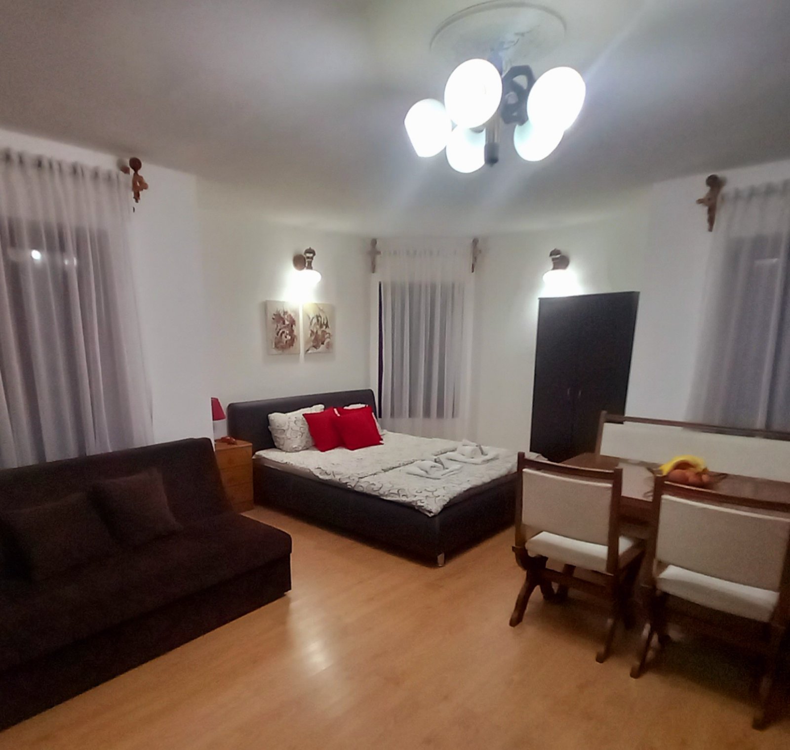 Slika sobe Apartmana Ljubav u Vrnjackoj Banji.