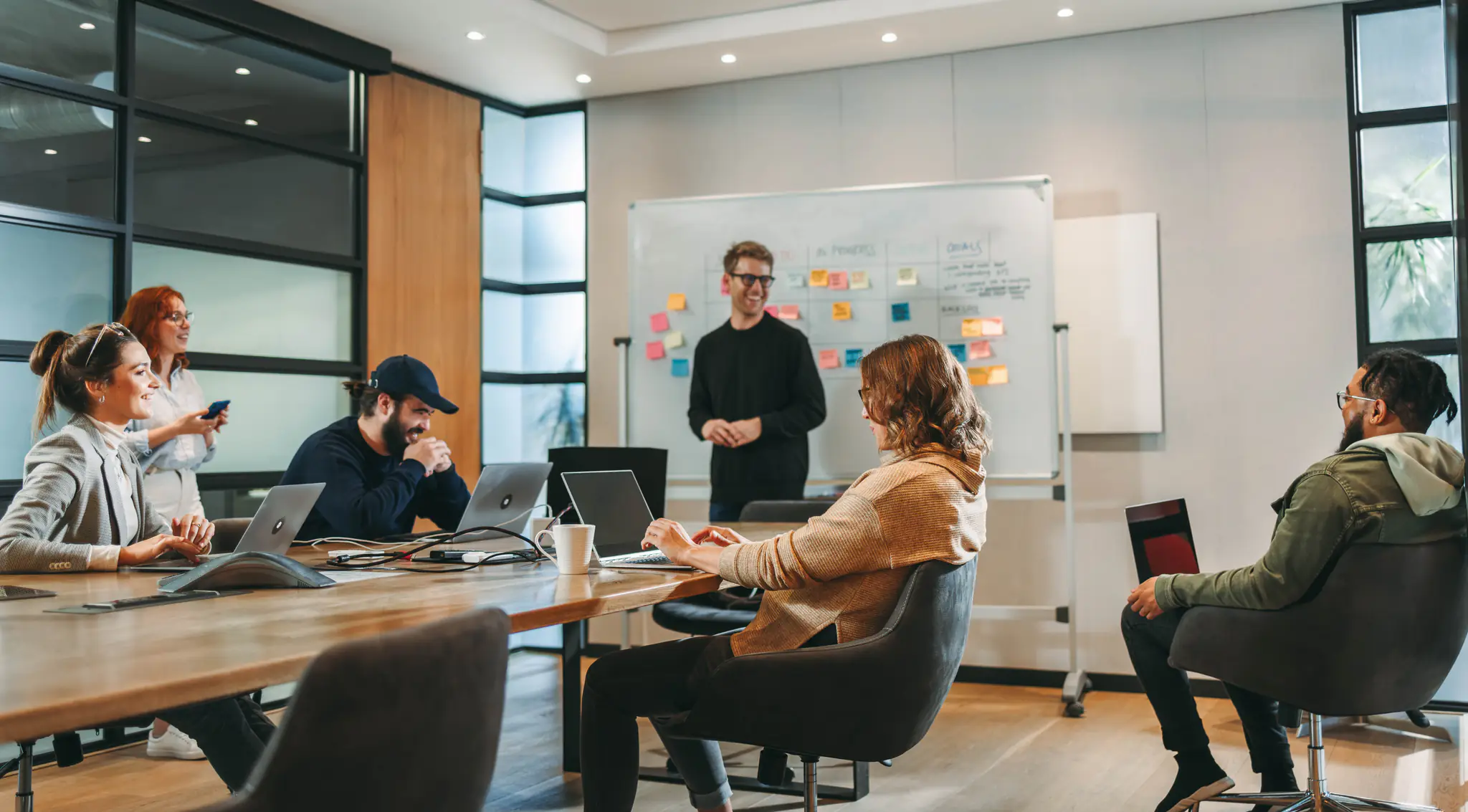Un formateur anime une session de formation devant un groupe d'adultes