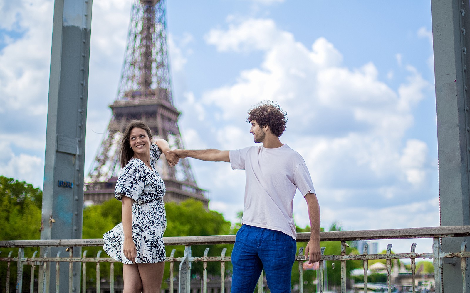 Cặp đôi tạo dáng gần tháp Eiffel trong buổi chụp ảnh riêng ở Paris.
