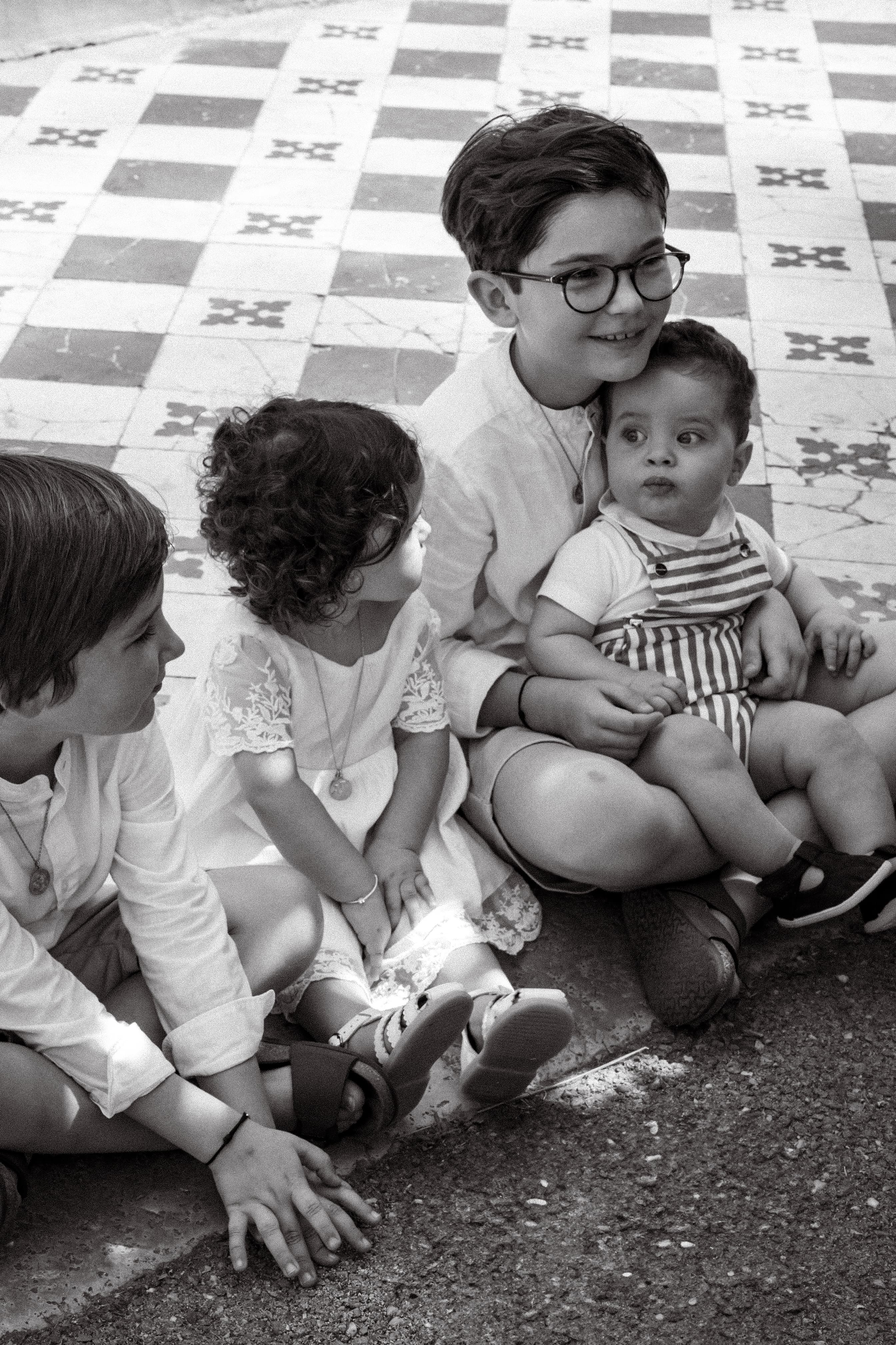 Séance photo tendre d’une future maman chez elle dans sa maison