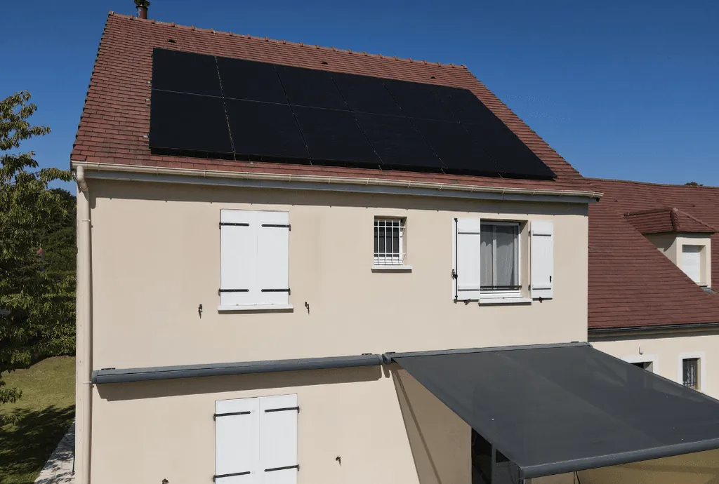 Photo d'un toit d’une maison à Milly-la-Forêt équipée de panneaux photovoltaïques dont l'installation a été faite par Solarock.