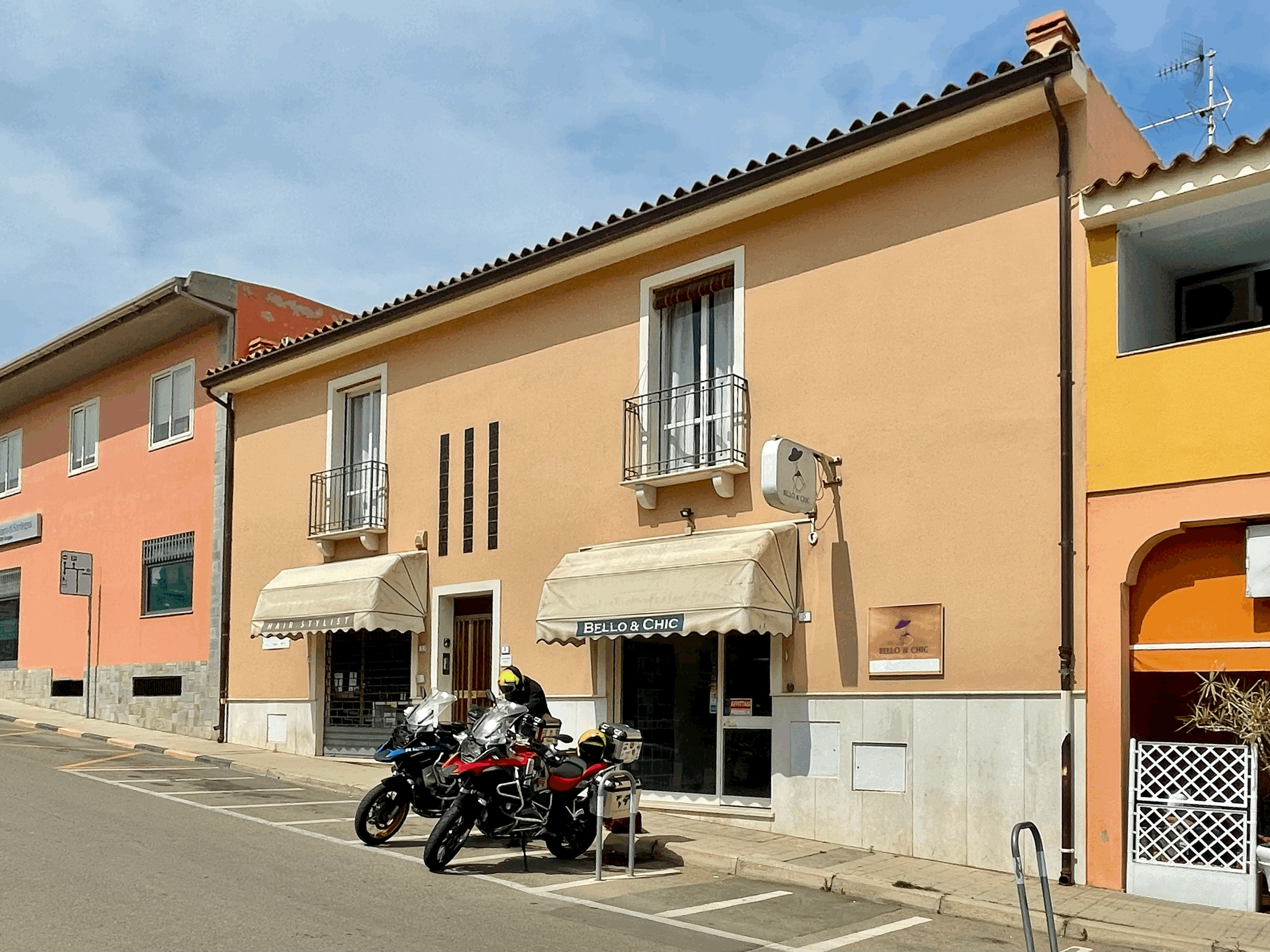 Facciata esterna di Casa Lia nel centro di Villasimius