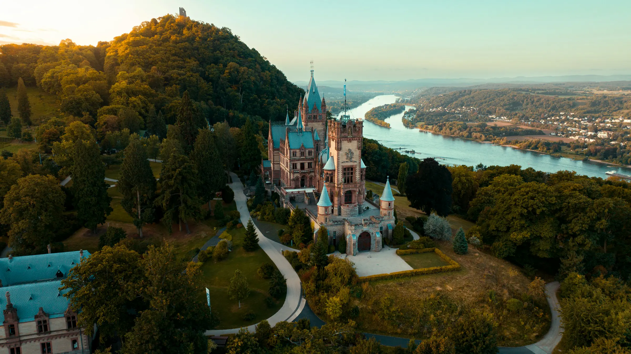 Königswinter, Schloss Drachenburg mit Rhein und Drachenfels im Morgenlicht (Luftbild)