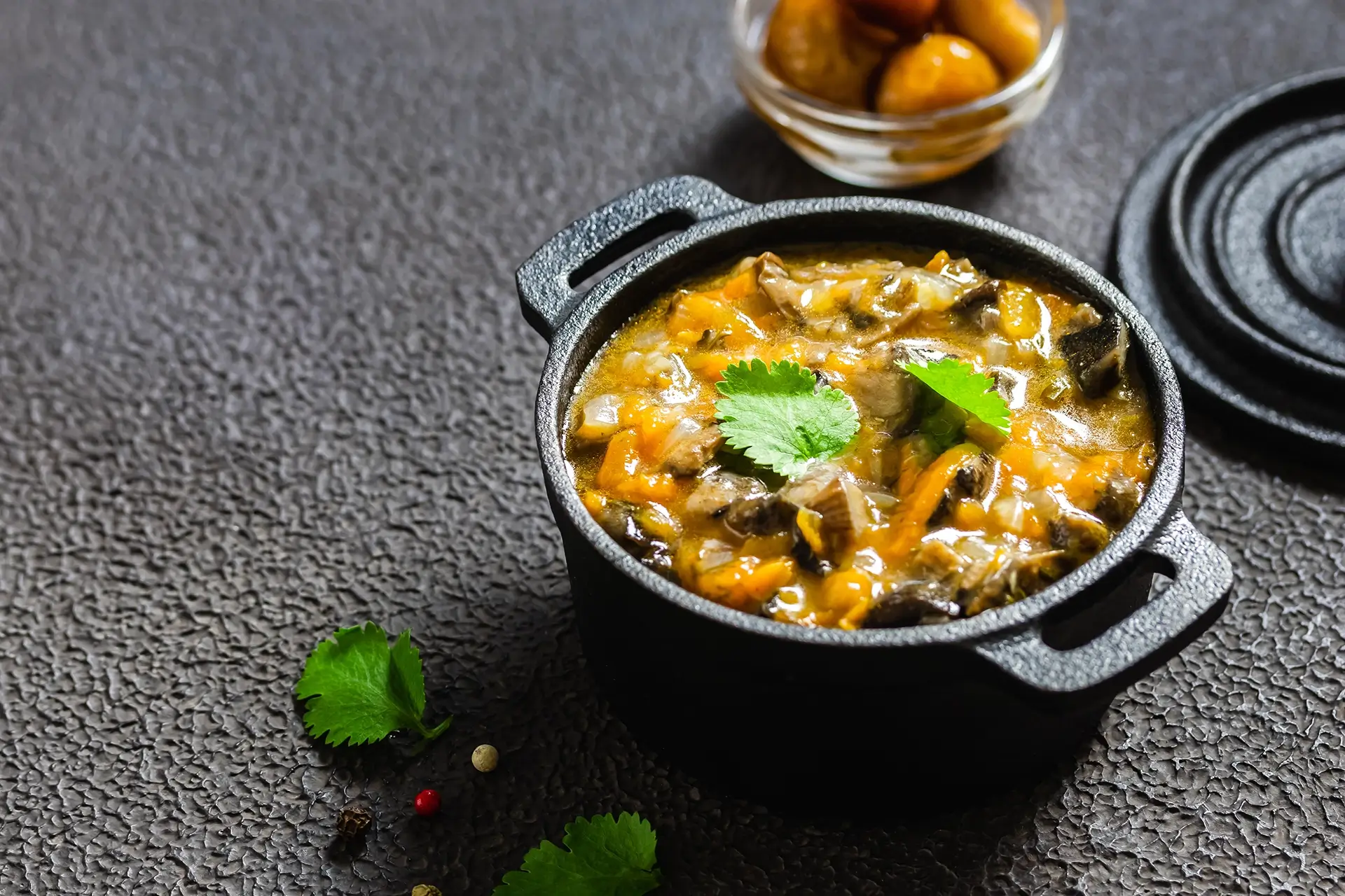 Pieczone ziemniaki z ziołami podane z Musztardą Jałowcową Konik