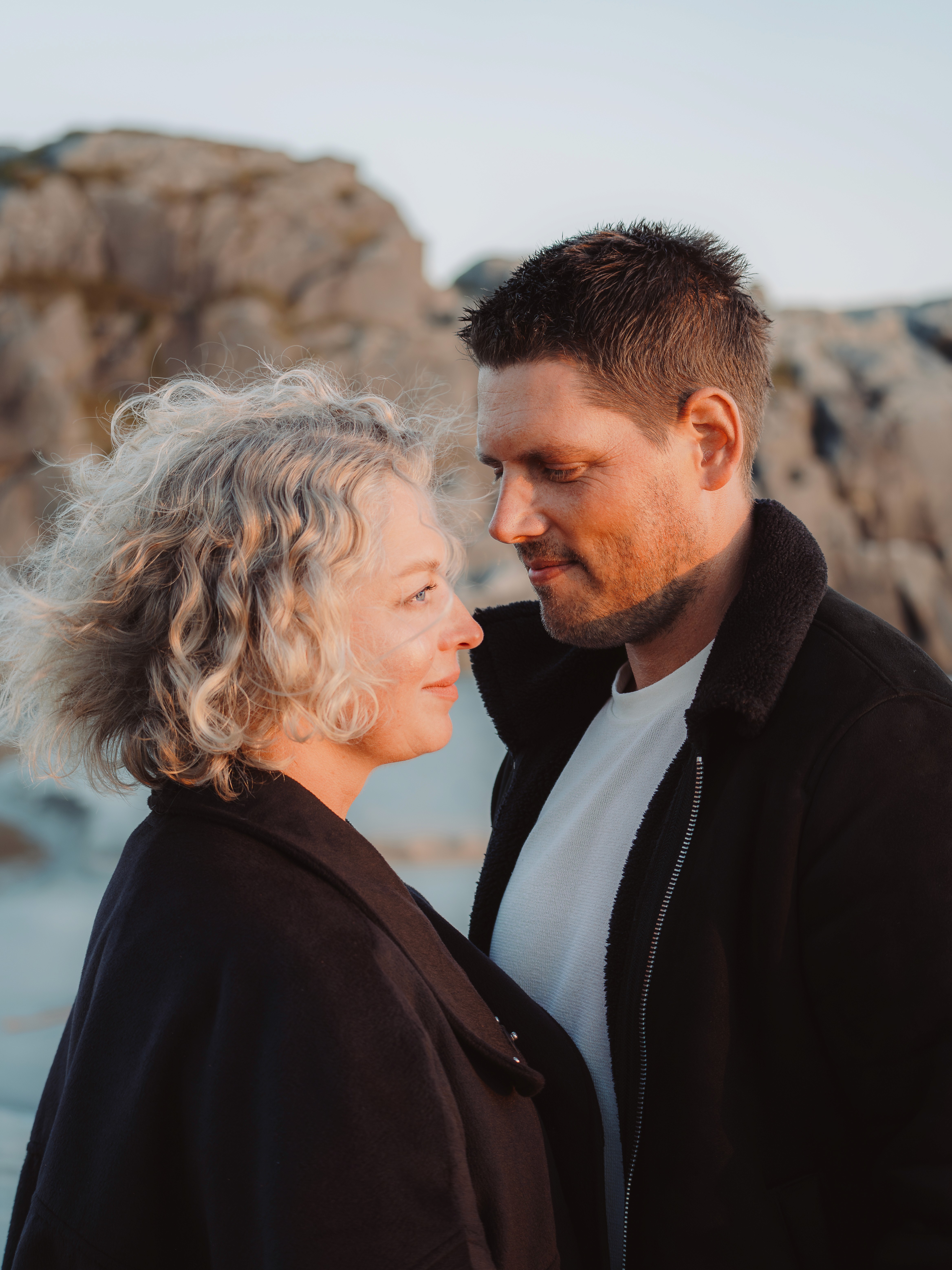 Dokumentarisk forlovelsesfotografering ved Sandvesand. Tidløse bilder av et ekte frieri.
