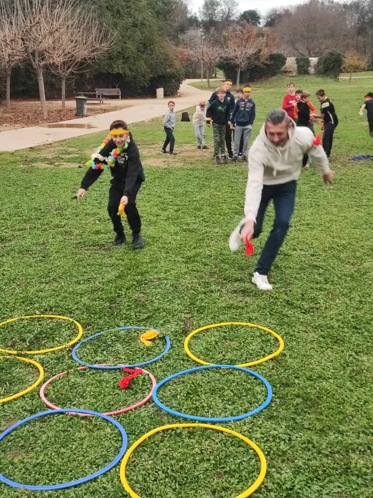 Un groupe de tous les âges jouent à un jeu d'aventure