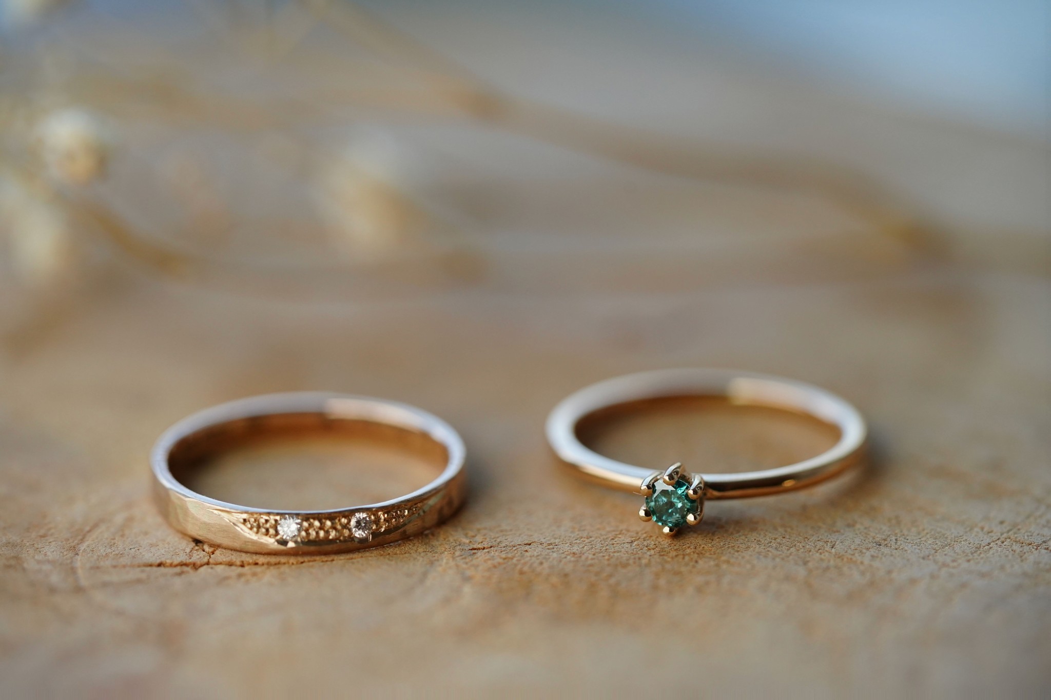 Zwei individuelle Eheringe aus Gold - maßgeschneiderte Unikate von Steffi Stahl Design