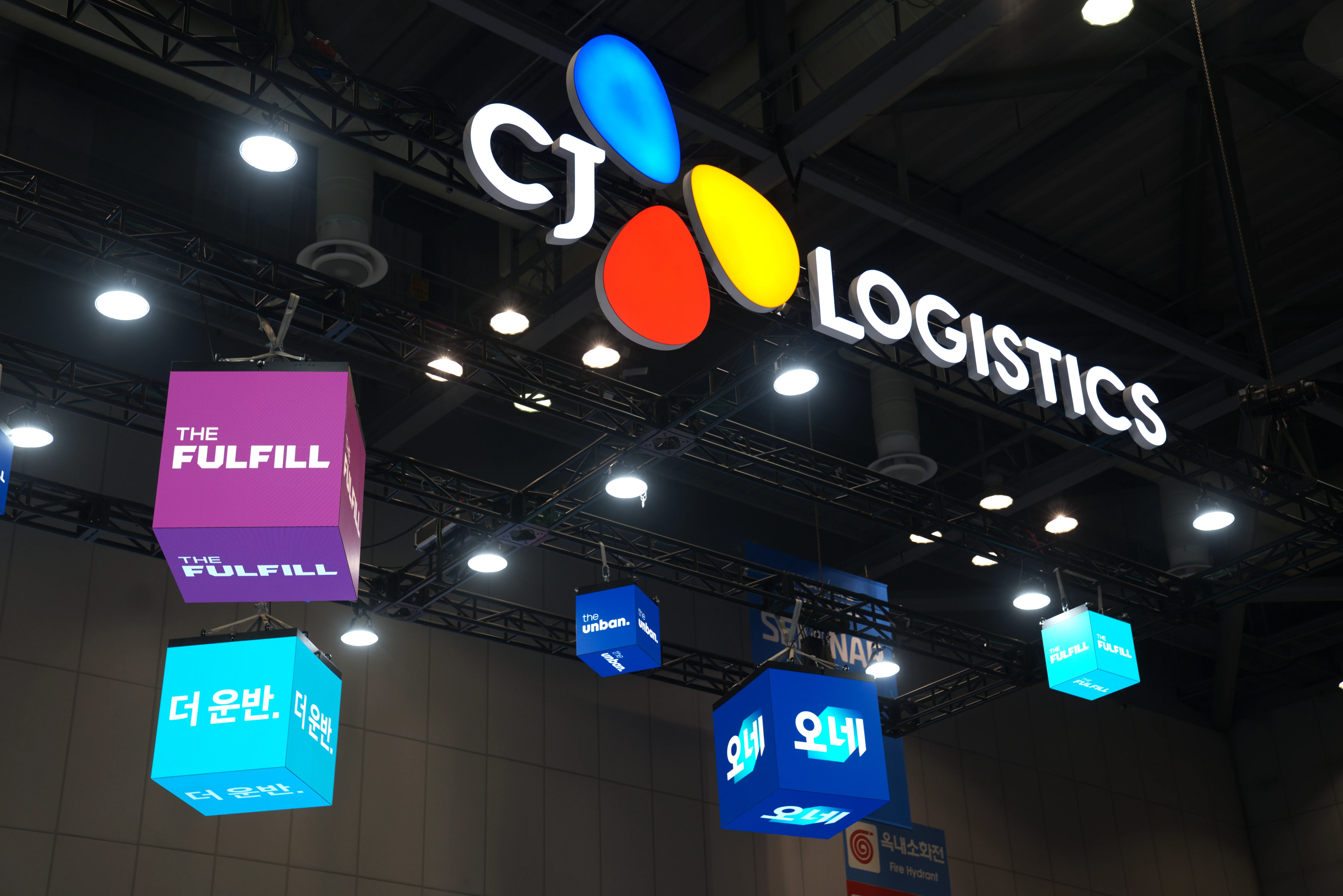 혁신의 중심에서 CJ대한통운 더 운반은 데이터 기반 계약 물류의 새로운 표준을 제시하고 있습니다. 불투명한 운임과 비효율적인 수기 업무를 걷어내고, AI 기술력으로 예측 가능한 물류 환경을 구축하기 위해 더 운반은 지금 이 시간에도 고민합니다.