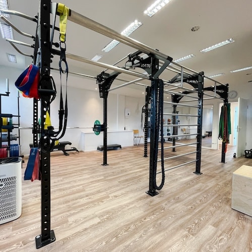 Ein Blick von der anderen Seite auf unseren Trainingskäfig und die Hantelstangen.