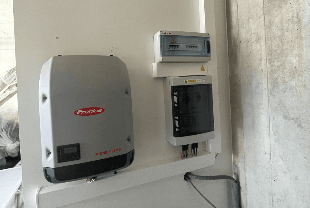 Photo d’un onduleur Fronius à Tresserve en France équipée de panneaux photovoltaïques dont l'installation a été faite par Solarock.