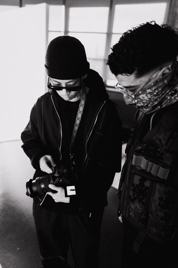 Urbanes Fotoshooting im LOWKY Studio Frankfurt mit professioneller Ausleuchtung