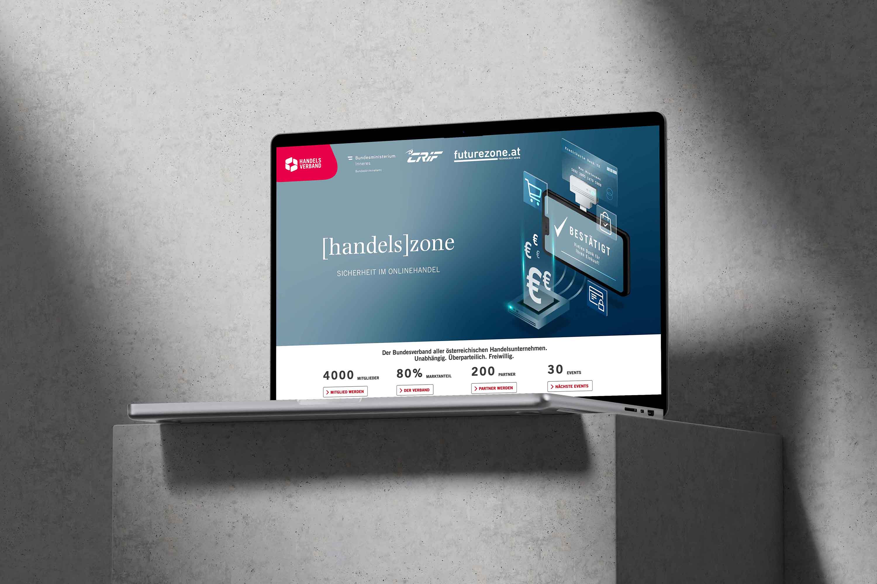 Laptop auf Betonsockel mit Online Banner für handelszone Eventformat.