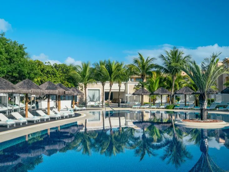 Piscina e área externa do Iberostar Selection na Praia do Forte