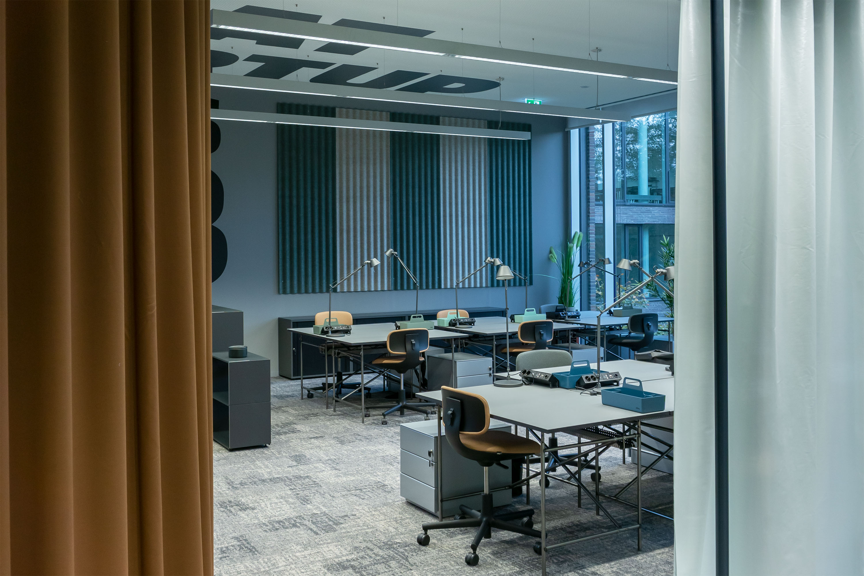 Offene Workspace-Fläche im Campus Founders Büro mit flexiblen Arbeitsplätzen und moderner Einrichtung