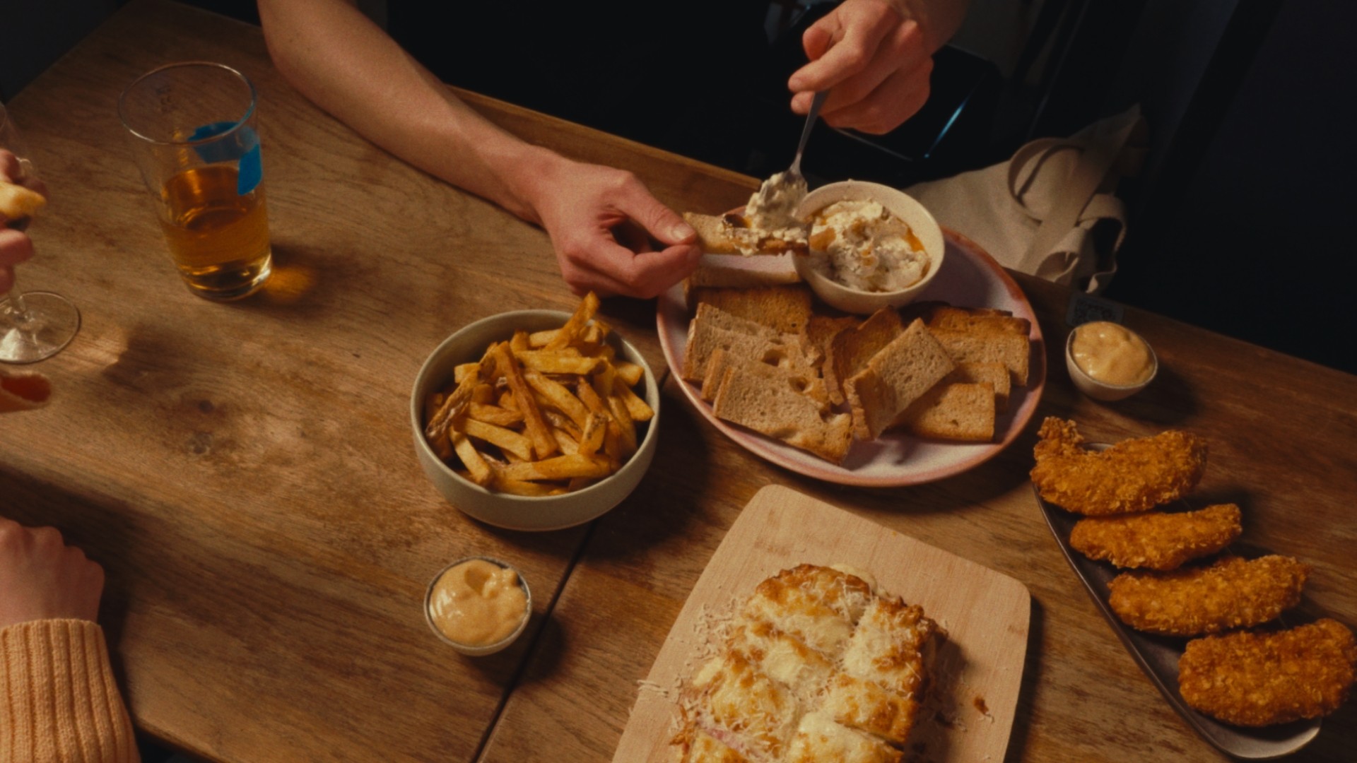 Plan gourmand sur une table de tapas chez Les Petites Flèches.
