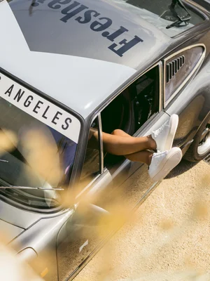 Dans le lookbook de la marque Danoise Another Aspect, le mannequin porte un costume gris et une chemise blanche