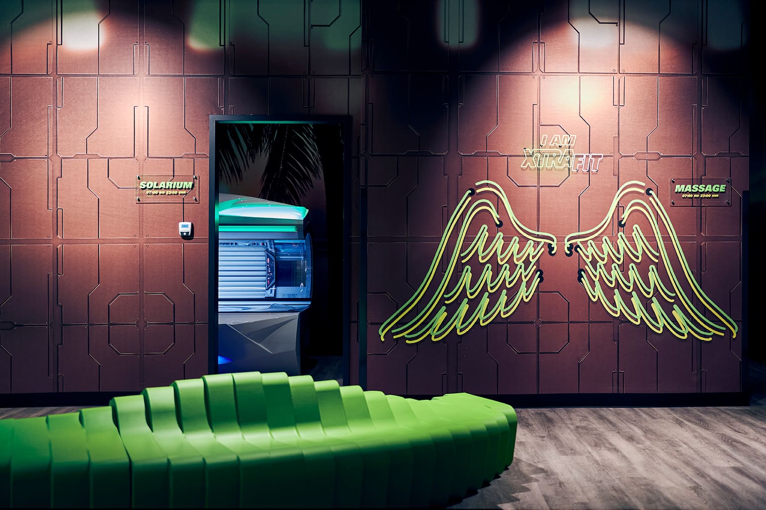 Der Eingang zu einem der Solarien, mit einer Sitzfläche davor, im XTRAFIT-Studio Hamburg-Wandsbeck