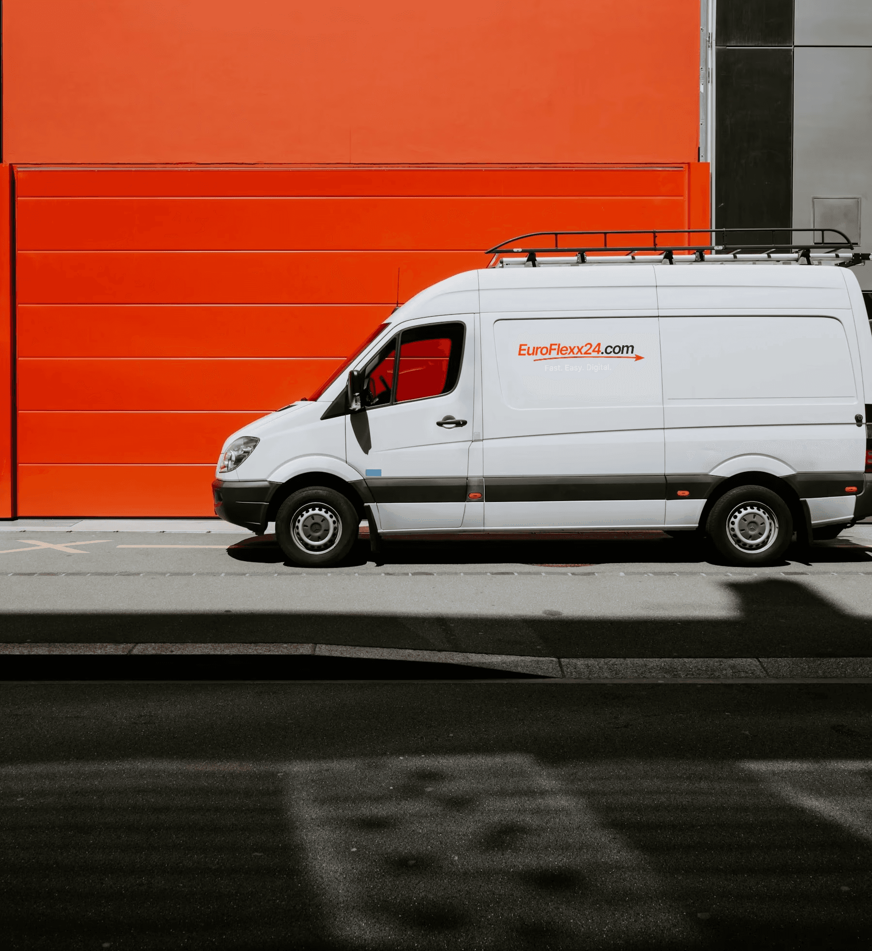 EuroFlexx24 Mercedes Sprinter mit Logo vor Garage