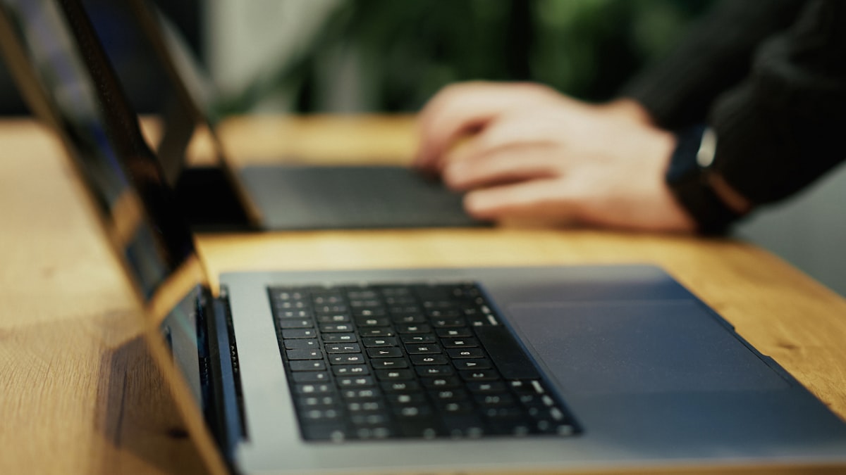 Upload d'un enregistrement Zoom dans un outil de transcription IA